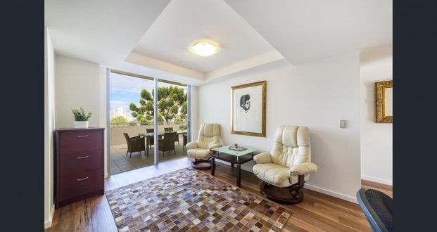 Spacious 3-Bedroom Penthouse / Level 7 | Ocean and Canal Views | Two Level Layout | Surfers Paradise - Photo 1