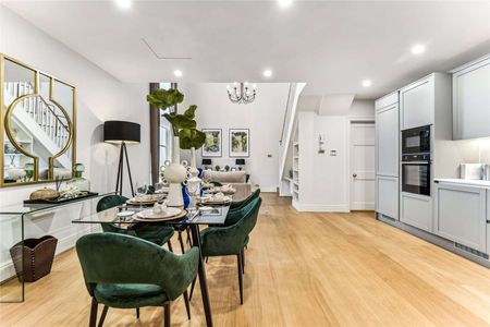 A bright duplex apartment benefiting from double height ceilings in the reception with French doors leading onto a private courtyard. - Photo 5