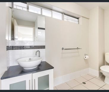 Neat & Simple - Photo 3