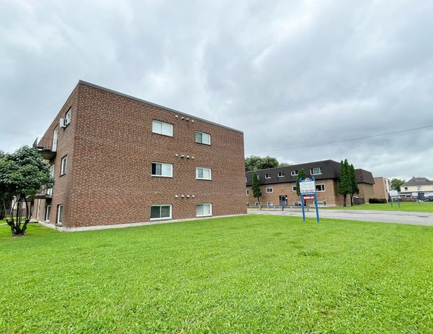 Elmwood Place Apartments - PARKING SPACE & WATER INCLUDED | 715 Douglas St., Sault Ste. Marie - Photo 1