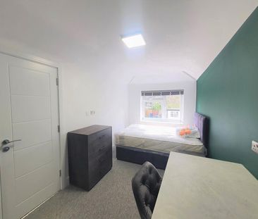 Twyford Abbey Rod, Hanger Lane, NW10 7HG - Photo 1