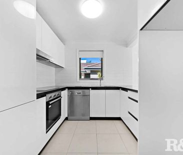 Spacious Townhouse - Photo 2