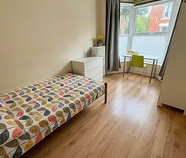 Fantastic 5 bedroom student property with 3 modern bathrooms - Photo 6