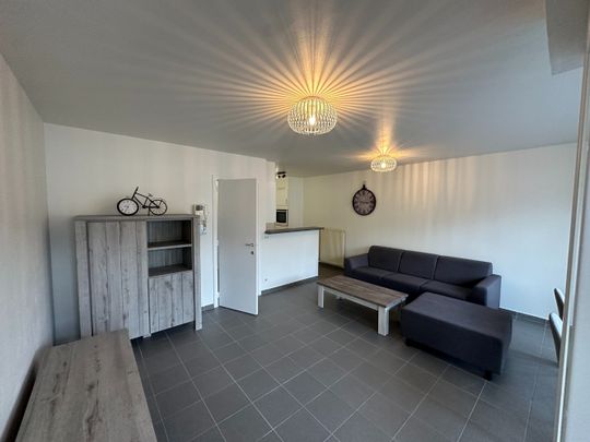Modern gemeubeld appartement met één slaapkamer en terras in een residentiële wijk. - Photo 1