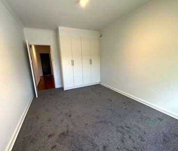 FULLY RENOVATED OVERSIZED TOP FLOOR APARTMENT IN GREAT LOCATION - Photo 5
