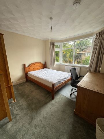 4 Bed Semi-Detached House, Honeysuckle Road, SO16 - Photo 3