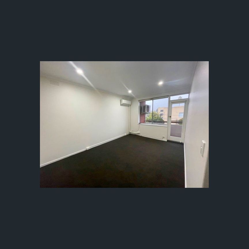 Bright & Stylish Apartment in Prime Carlisle Street Location - Photo 1