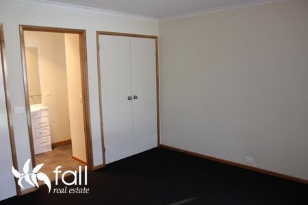 Contemporary Comfort in a Quiet Cul-de-Sac - Photo 3