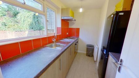 1 bedroom in a house share to rent - Photo 2