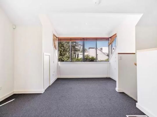 House with 4 bedrooms, 2 bathrooms & parking for 2 cars - Photo 1