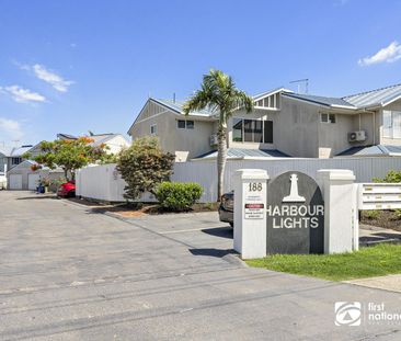 NEWLY RENOVATED THREE BEDROOM TOWNHOUSE IN THORNESIDE - Photo 3