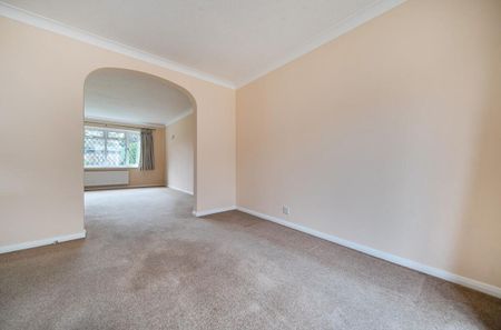 A spacious four bedroom detached home in Martins Heron, Bracknell, RG12 9QP - Photo 3