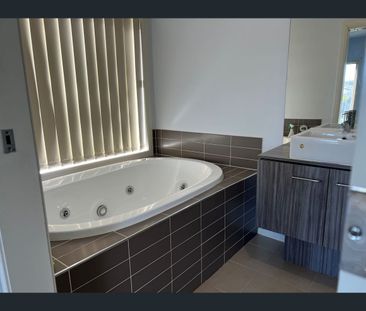 8 Lancashire Drive, Cranbourne North, Vic 3977 - Photo 6