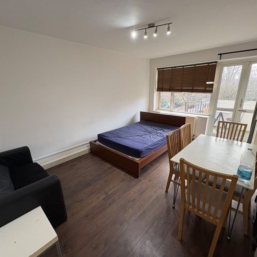 1 Bed Flat, Beames House, SW8 - Photo 1