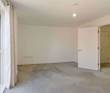 Spacious three-bedroom maisonette with patio area and parking - Photo 3