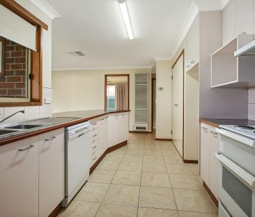Spacious Three Bedroom Home - Photo 4