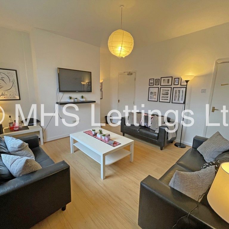 4 Bedroom Mid Terraced House for rent in Ash Road - Photo 1
