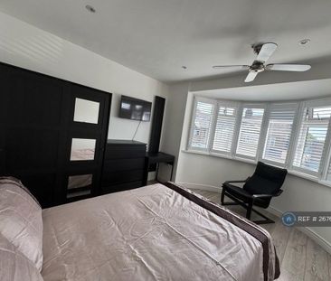 1 bedroom in a house share to rent - Photo 2