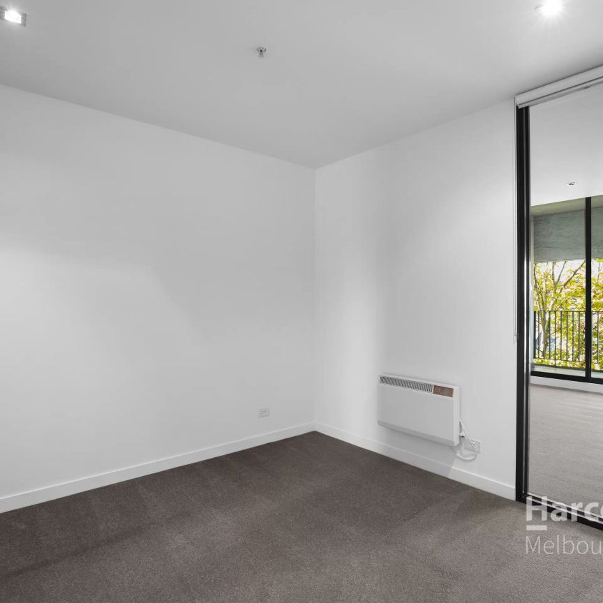 Enjoy St Kilda: Stylish, Updated Apartment with Parking! - Photo 1