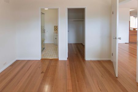 22 Gaynor Cresent, Gladstone Park, VIC 3043 - Photo 3