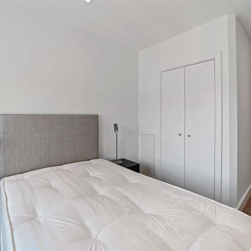 A newly refurbished two bedroom apartment in a convenient City location - Photo 1