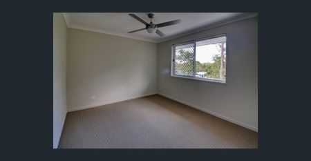 Large 4 Bedroom Family Home in The Rochedale estates - Photo 3