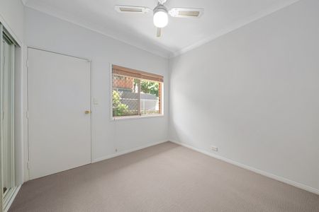 Charming Paddington Apartment Awaits You - Photo 2