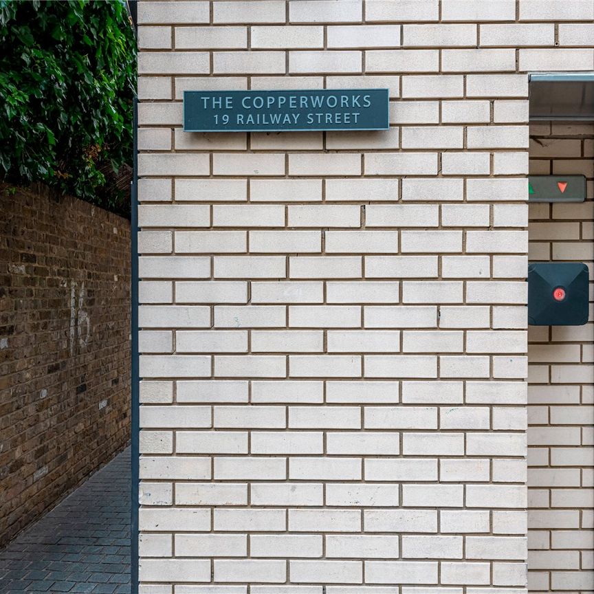 Two bedroom Two Bathroom Penthouse Apartment in Kings Cross - Photo 1