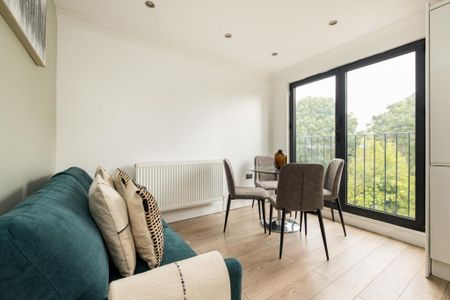 4 bedroom flat to rent - Photo 2