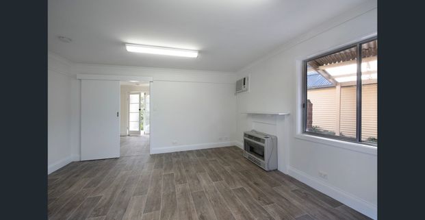 Recently updates & perfectly located in a quiet central street. - Photo 1