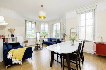 Three double bedrooms, two bathrooms, high ceilings and a spacious lounge. - Photo 4