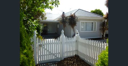 Convenient location - Photo 3