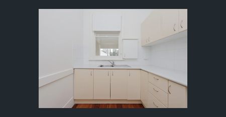 Character home in great location! 2 x 1 top floor apartment - Photo 2