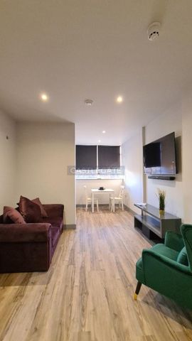 1 bedroom in a flat share to rent - Photo 3