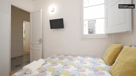Room for rent in 9-bedroom apartment in l'Eixample - Photo 3