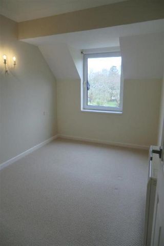 1 bedroom retirement property to rent - Photo 5