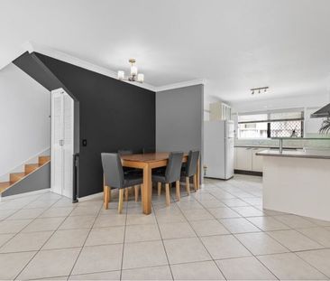 Bright & Airy 3-Bedroom Home – Walk to the Broadwater and Local Ame... - Photo 2