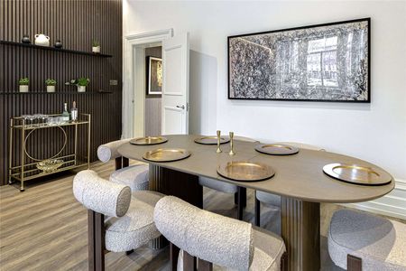 Meticulously refurbished three bedroom duplex apartment on the highly sought after Cadogan Square. - Photo 4