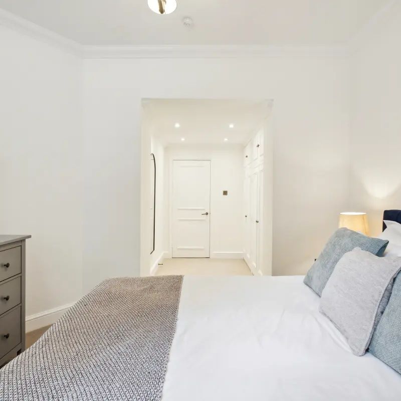 2 bedroom flat in London - Photo 1