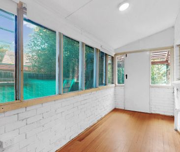 Spacious Family Home Just Minutes from Monash Uni - Photo 2