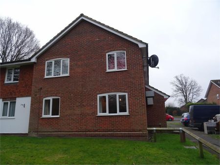 1 bedroom ground floor flat to rent - Photo 3