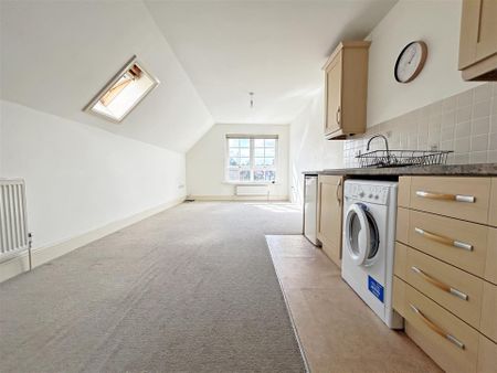 2 bedroom Flat to rent - Photo 4