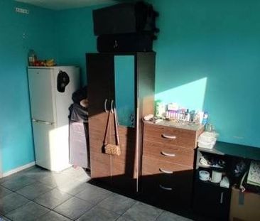 Room in a Shared Flat, Harts Lane, IG11 - Photo 2