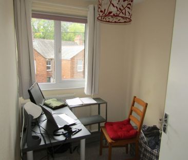 3 bed Semi-Detached - To Let - Photo 2