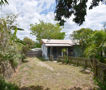 :: DOUBLE STOREY HOME IN THE HEART OF WEST GLADSTONE - Photo 6