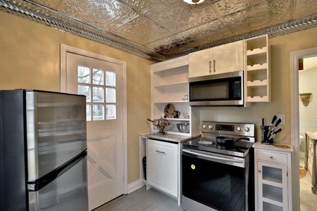 For Lease - 243 Shoreacres Road Unit# Cottage, Burlington, Ontario - Photo 2