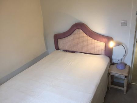 1 bedroom in a house share to rent - Photo 2