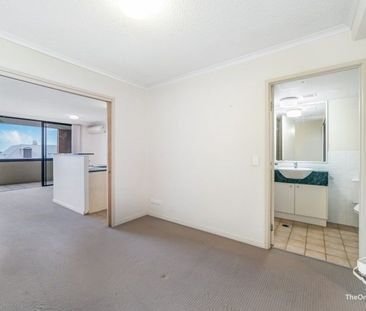 Walk to Story Bridge | Stylish 1 Bedroom Apartment with Parking - Photo 3