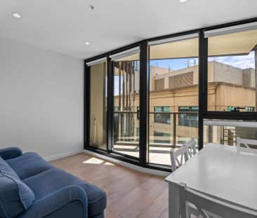 Stylish Southbank Apartment with Secure Parking & Premium Facilities - Photo 3