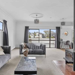 Spacious three bedroom home, central location - Photo 2